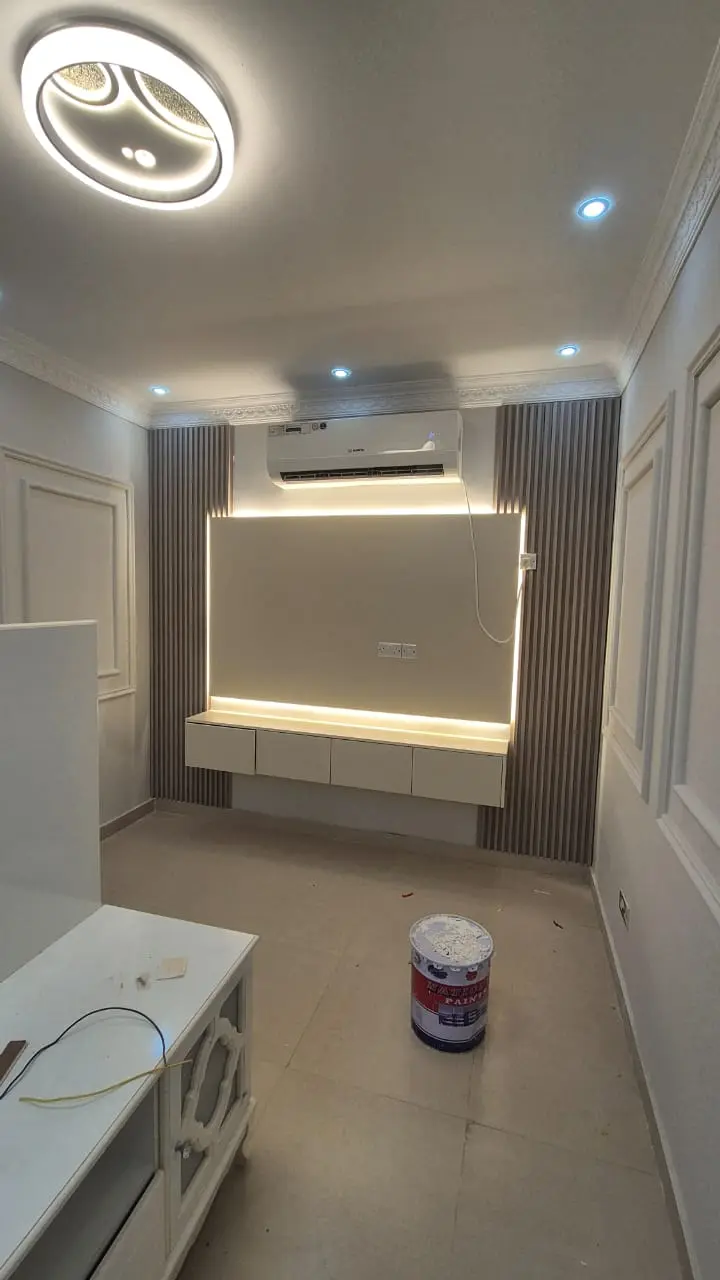 صورة قبل وبعد لتجديد صالة في أبوظبي