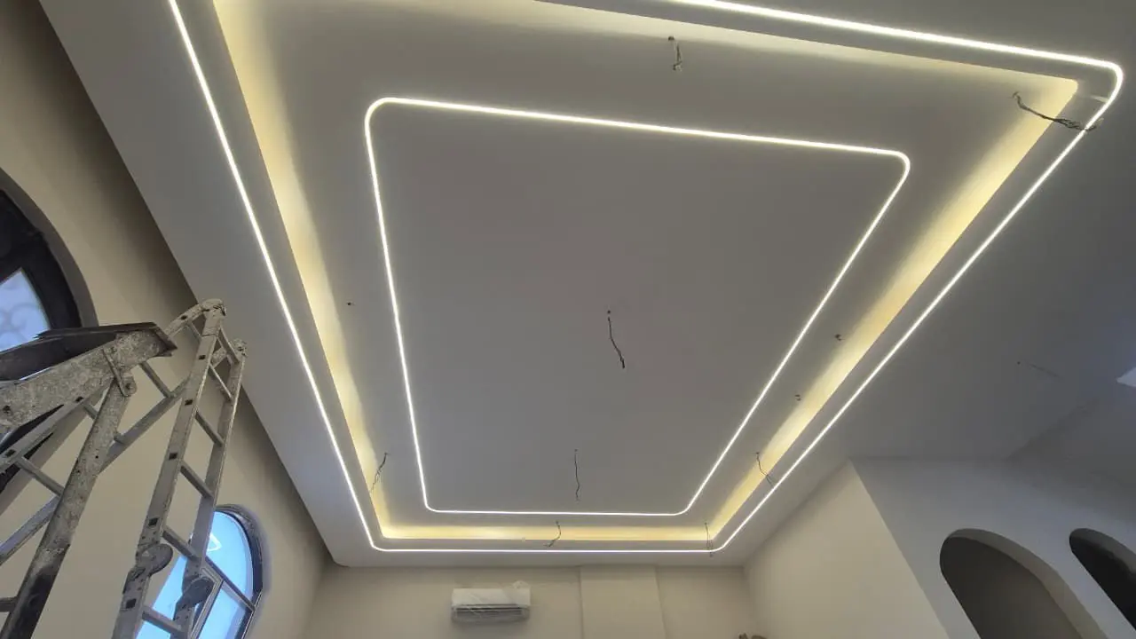 سقف جبس بورد مع إضاءة مخفية في صالة